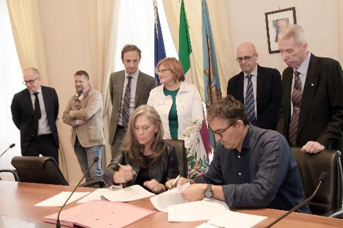 Il governatore FVG, Massimiliano Fedriga, e l'assessore regionale alla Funzione pubblica, Sebastiano Callari, prsenti alla firma del contratto CU 2016-18